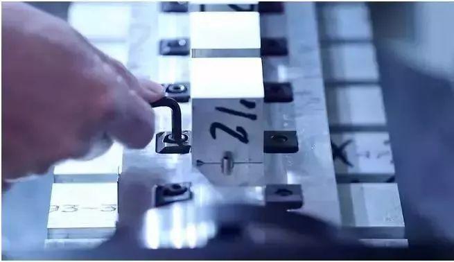【新手必看】3軸、3+2軸、5軸加工的區(qū)別是什么？(圖14)
